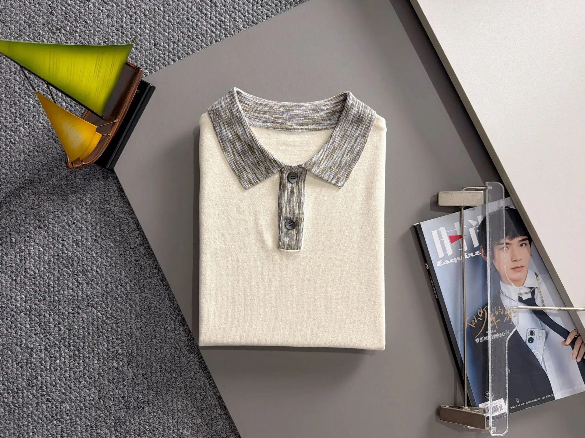 LP high quality Loro Piana 26ss New Arrival men's short-sleeved T-shirt. Made of combed cotton yarn knitted cotton fabric, complete with three standards, no pressure when entering and exiting the counter. Exclusive control of raw materials. It feels substantial when weighed, and the upper body is more textured than ordinary T-shirts. This texture can cope with the weather easily and is suitable for both hot and cold! Loose fit design, looks noble. The only correct version is available Size: M to 4XL